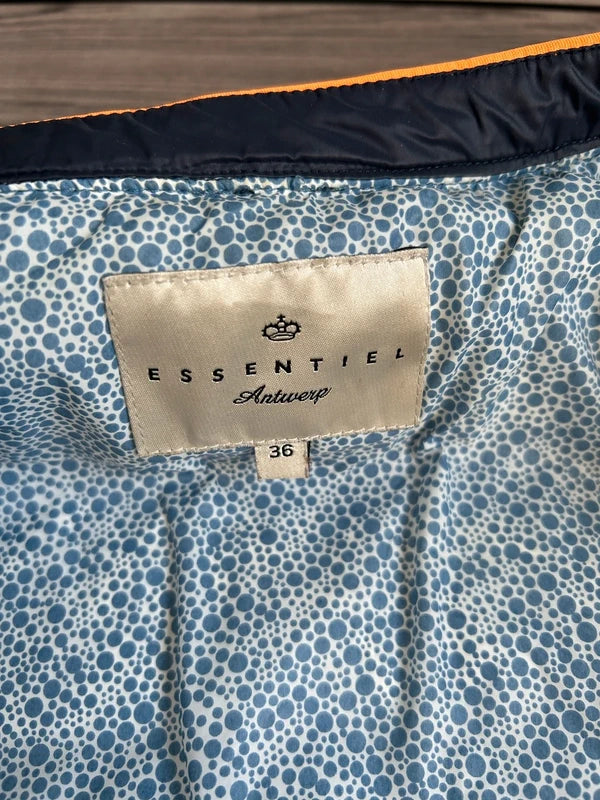 🧥 Essentiel Antwerp donsjack – navy met oranje accenten (maat 36)