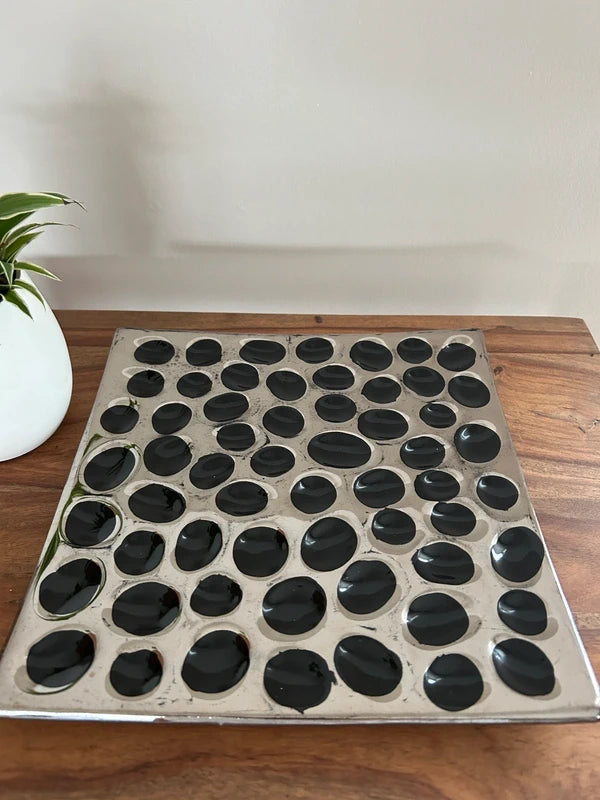 Design schaal met zwart reliëfpatroon | modern & tijdloos décor