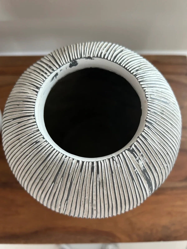 Moderne grijs-wit vaas met grafisch lijnpatroon | minimalistisch & scandi