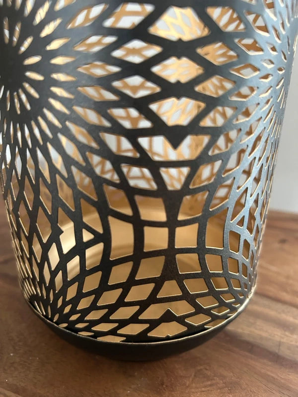 Metalen lantaarn met grafisch patroon – zwart & goud | sfeervol décor