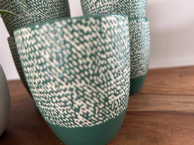 🍃 Set van 5 groene keramieken tassen • reliëfpatroon