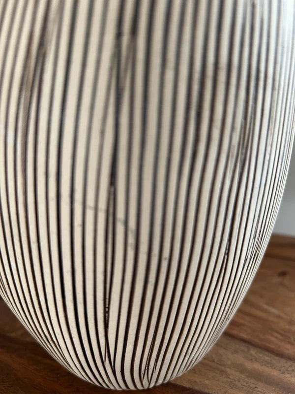 π€ Moderne keramische vaas met zwart lijnpatroon β 31 cm