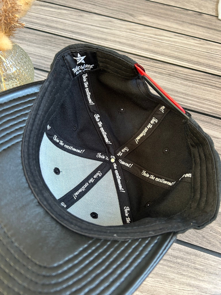🧢 Twinklerz Snapback Cap – Zwart met Rood 3D-Logo & Leren Klep (Nieuw)