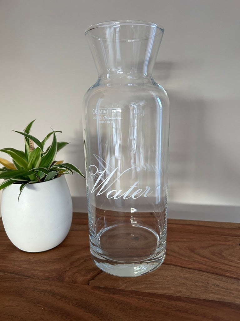 🥛 Pasabahce Waterkan – 1 Liter | Glas Karaf met Tekst “Water – Aqua – L’eau”