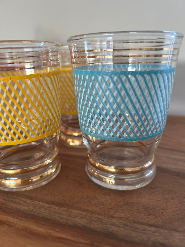 🥂 Vintage glazen set – 5 stuks – gekleurd patroon (Rood, Geel, Blauw) | Retro Vibes