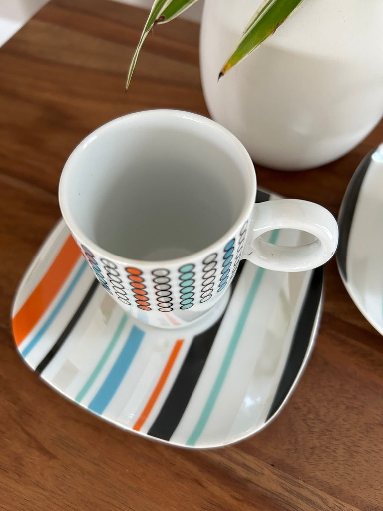 ☕ Set van 2 Espresso Tasjes met Schoteltje – Retro & Kleurrijk