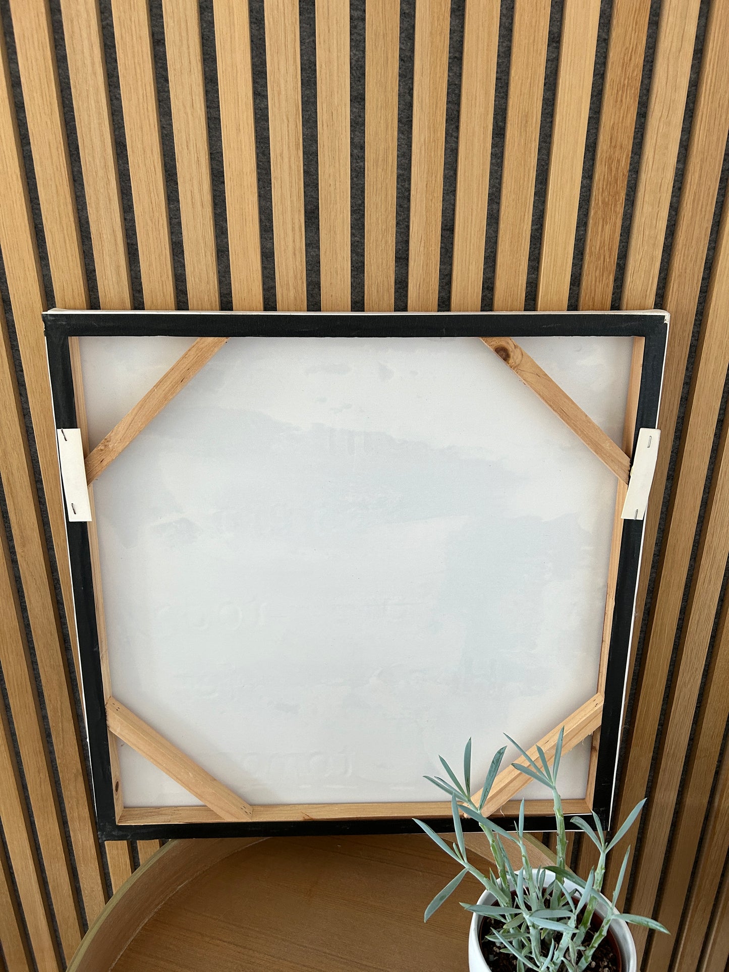 Minimalistische wanddecoratie met reliëftekst “Learn from yesterday” – Scandinavisch kunstpaneel (55 × 55 cm)