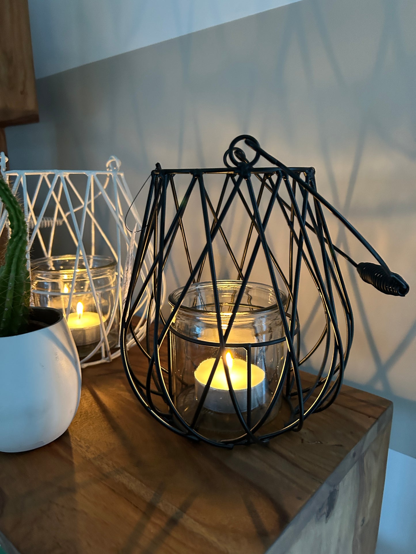 Set van 2 metalen lantaarns (wit & zwart) met glazen houders