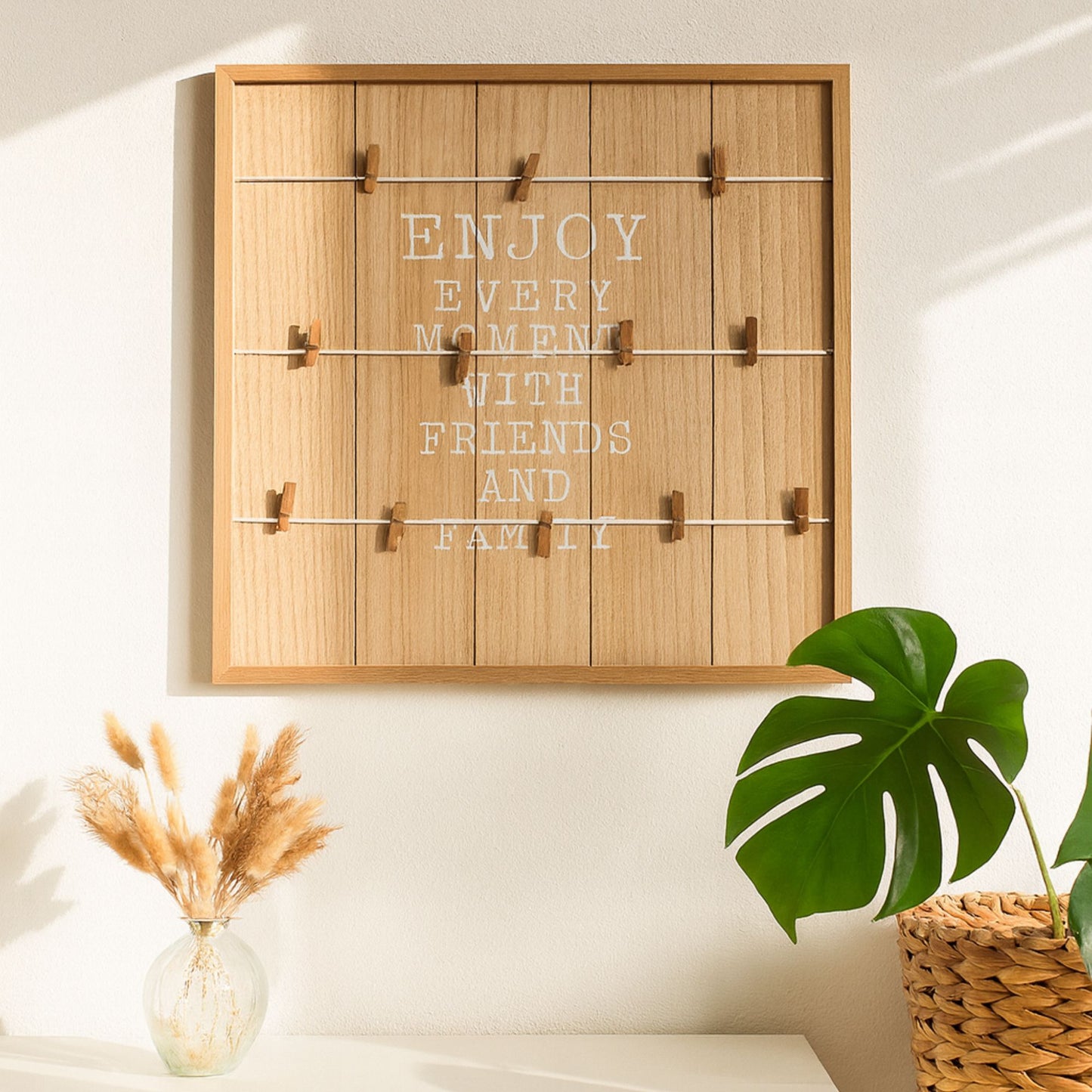 Houten fotokader met tekst “Enjoy Every Moment” – decoratieve wandhouder met wasknijpers (48 × 48 cm)
