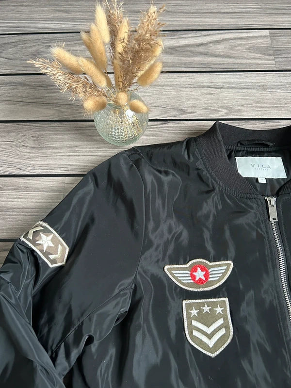 VILA bomberjack – army style (maat S, zwart met patches)
