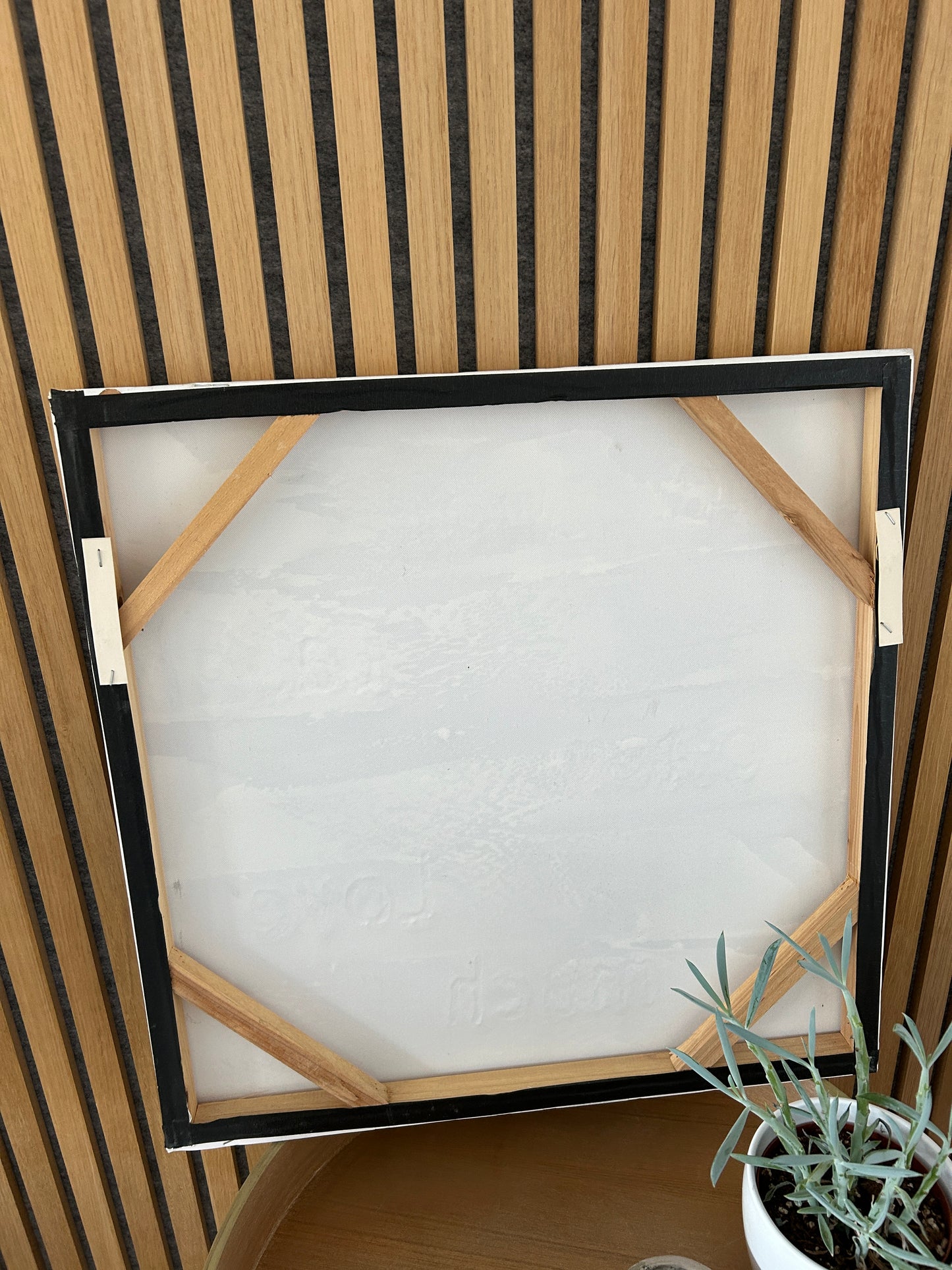 Minimalistische wanddecoratie met reliëftekst “Live well, laugh often, love much” – Scandinavisch kunstpaneel (55 × 55 cm)