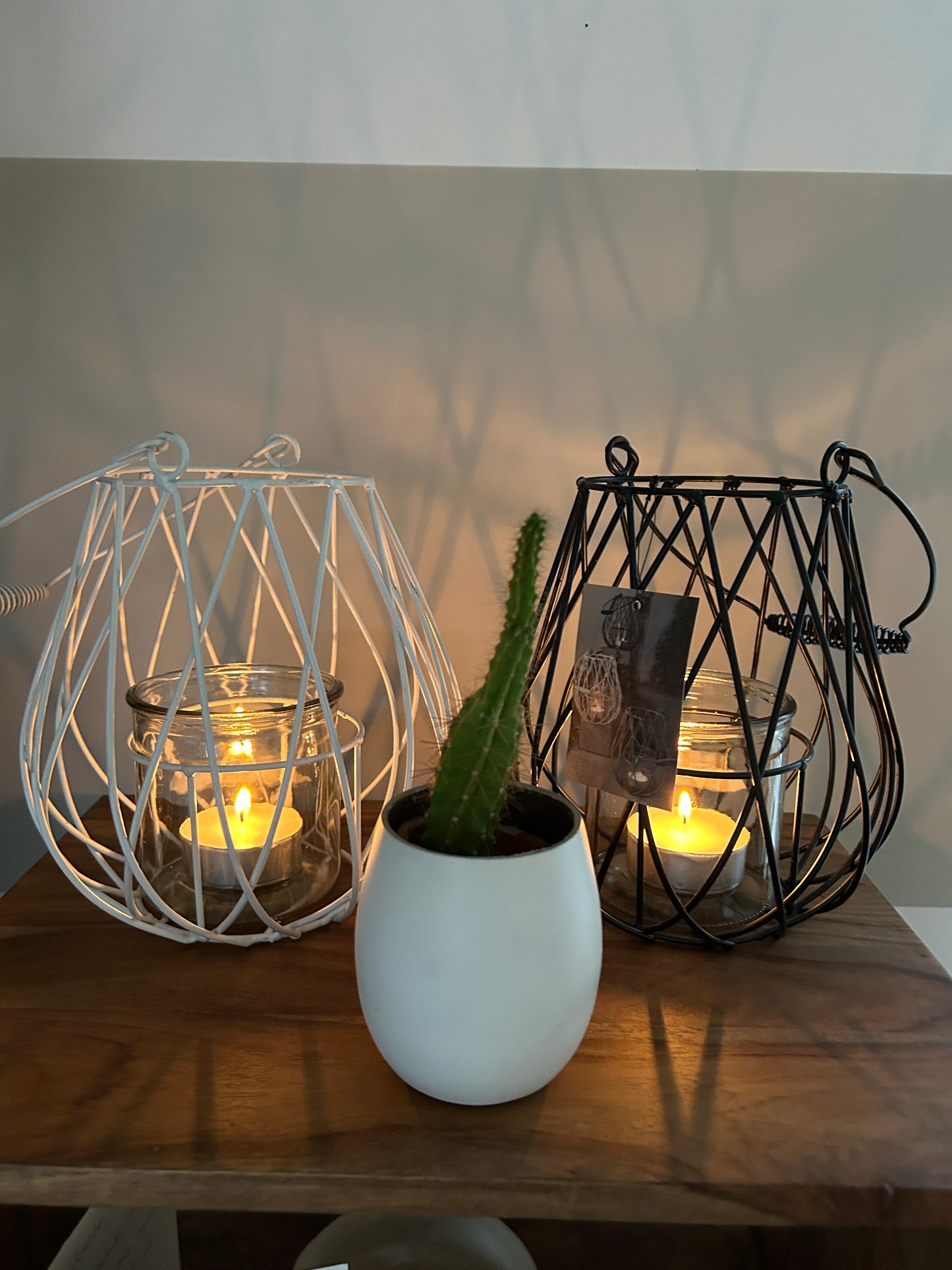 Set van 2 metalen lantaarns (wit & zwart) met glazen houders