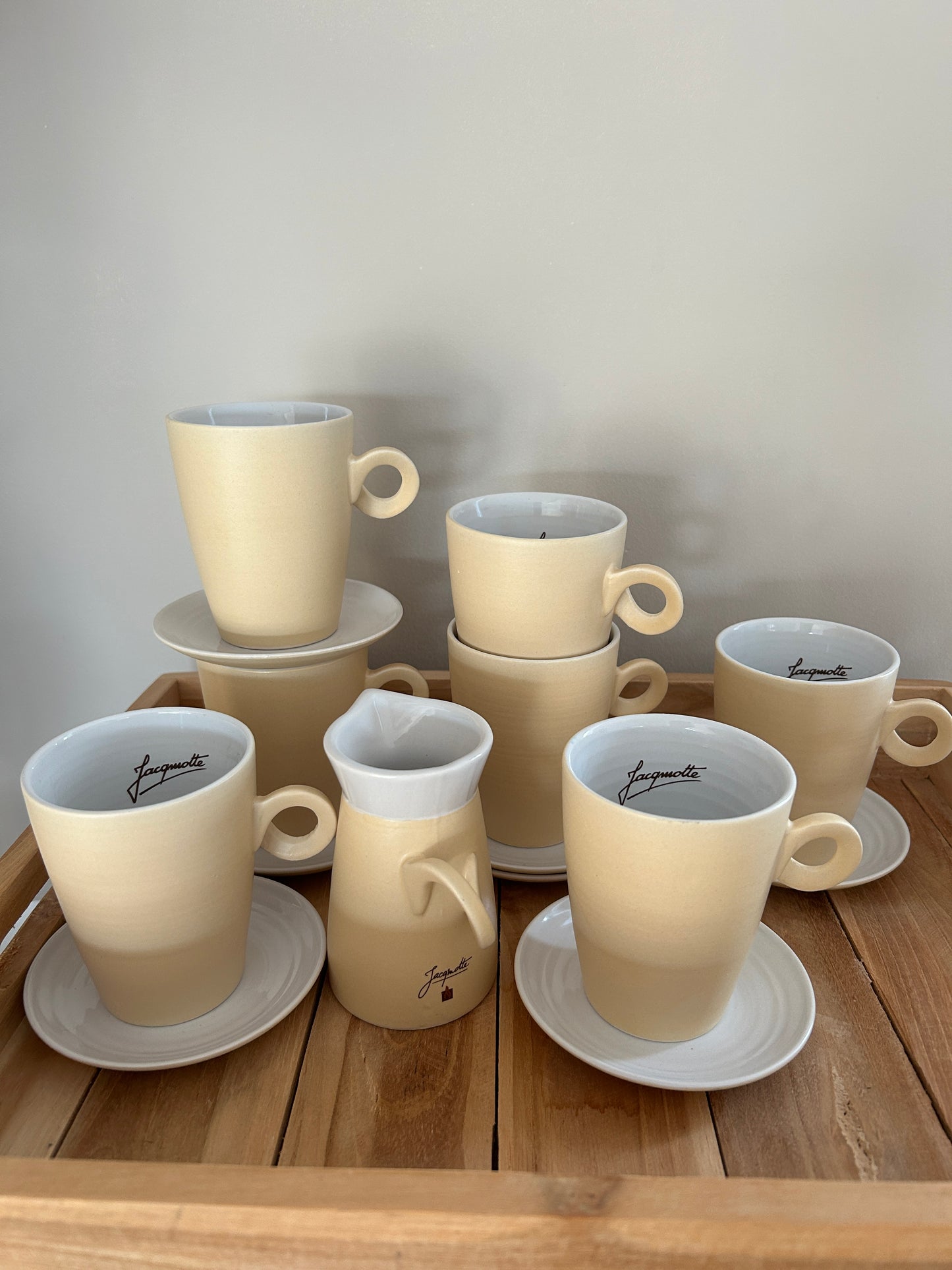 Handgemaakte keramieken koffieset – Jacqmotte | 7 kopjes, schotels & melkkan
