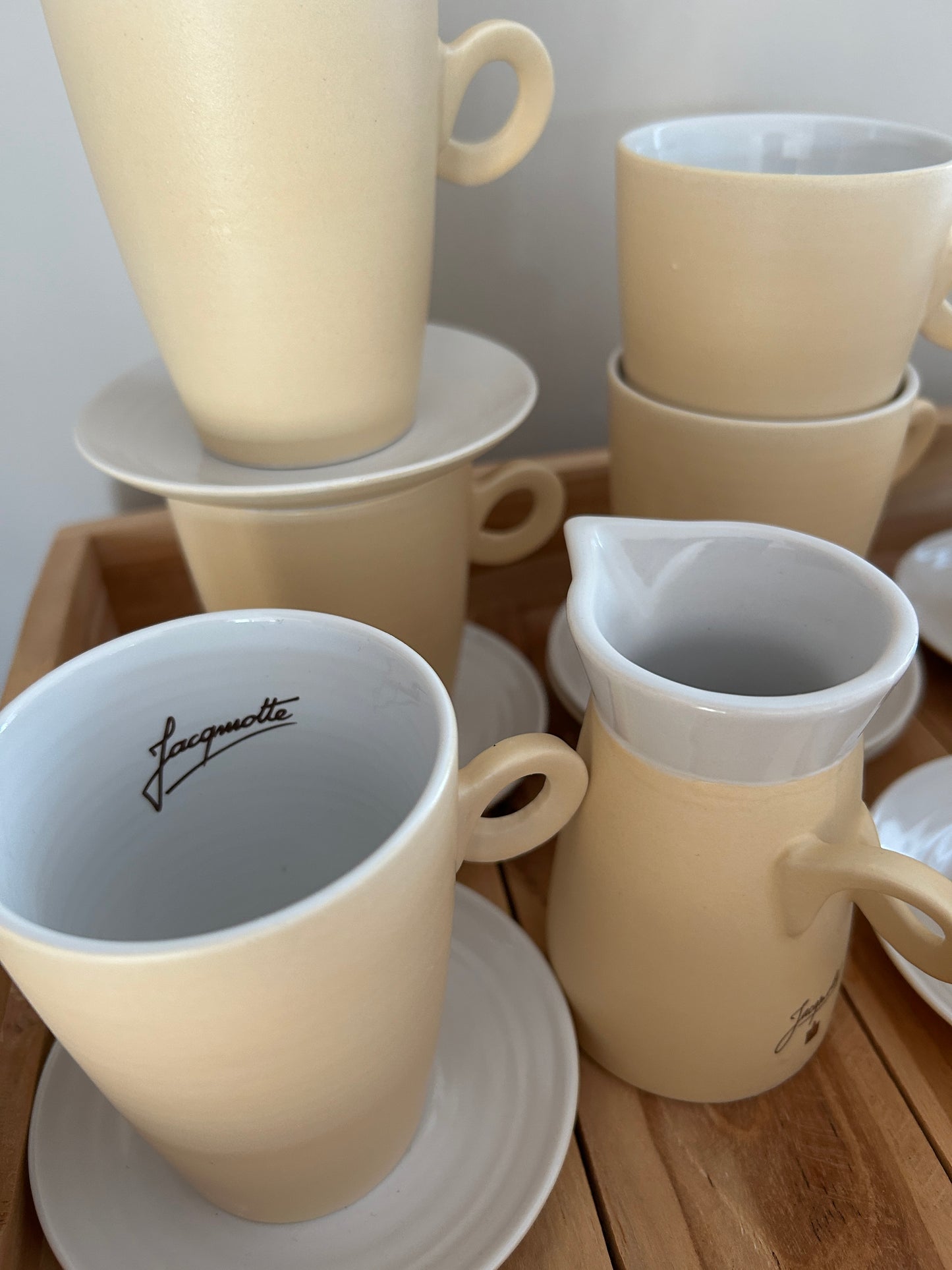Handgemaakte keramieken koffieset – Jacqmotte | 7 kopjes, schotels & melkkan