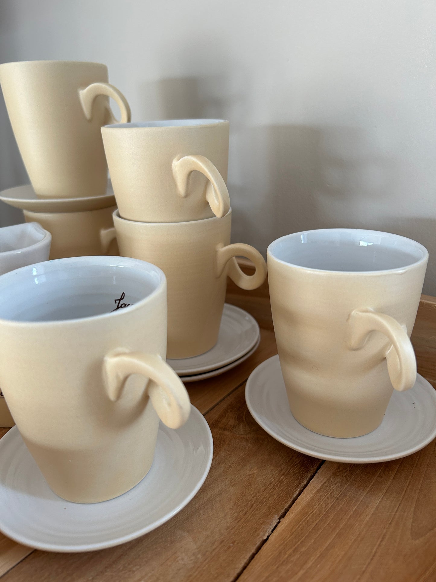 Handgemaakte keramieken koffieset – Jacqmotte | 7 kopjes, schotels & melkkan