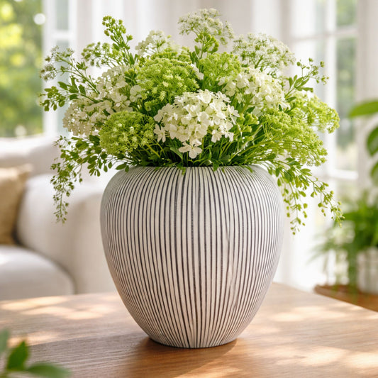 Moderne grijs-wit vaas met grafisch lijnpatroon | minimalistisch & scandi