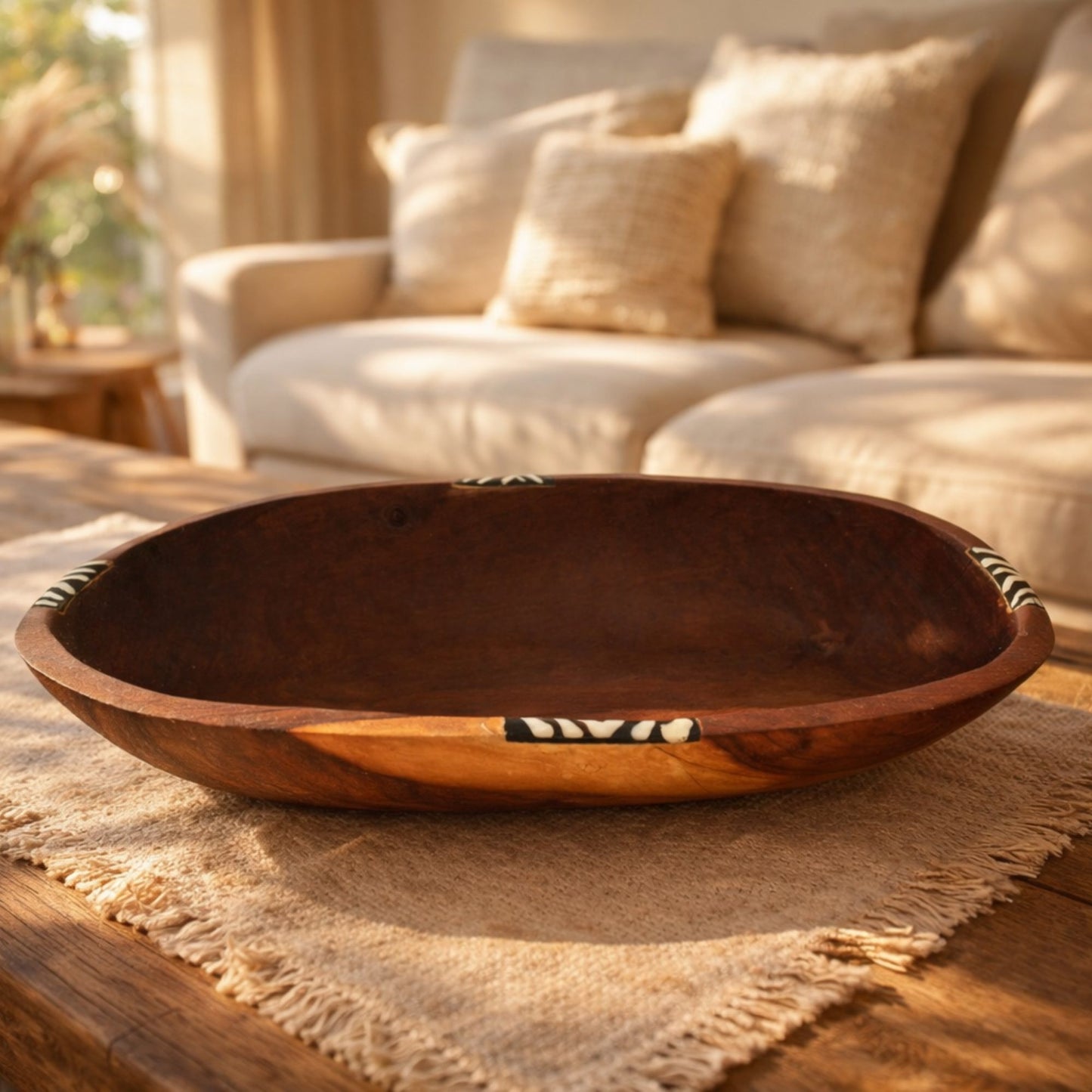 Handgemaakte houten schaal met etnische details – warm & authentiek